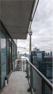 Μπαλκόνι ή βεράντα στο Toronto Downtown Core Two Bedroom Condo with CN Tower View, Free Parking