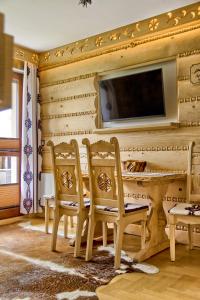 Televízia a/alebo spoločenská miestnosť v ubytovaní Apartament Sikorówka 1