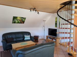 uma sala de estar com um sofá e uma mesa em Wohnung zum Wohlfühlen em Netphen