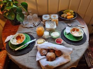 una mesa con platos de desayuno. en Whiteacres, en Invercargill