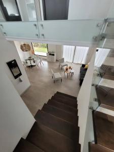 einen Blick auf ein Zimmer mit einer Treppe und ein Wohnzimmer in der Unterkunft Duplex de Categoria - con estacionamiento gratuito in Cordoba