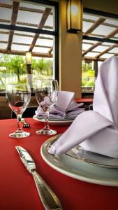 タフィ・デル・バジェにあるPuro Campoのワイングラスとナプキンを添えたテーブル