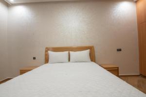 Postel nebo postele na pokoji v ubytování Adam's Apartments,Self CheckIn 6 Mins to Beach Downtown Fiber Optic WiFi Free Parking Same Rules as Hotels