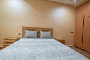 Postel nebo postele na pokoji v ubytování Adam's Apartments,Self CheckIn 6 Mins to Beach Downtown Fiber Optic WiFi Free Parking Same Rules as Hotels