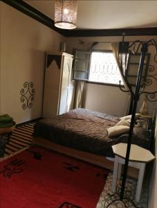 1 dormitorio con cama y ventana en Riad taddert, en Marrakech