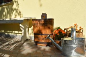 チヴィダーレ・デル・フリウーリにあるCividaleMia, casa vacanzaの木樽とベンチ横のバケツ