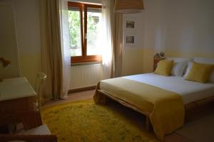 een slaapkamer met een groot bed en een raam bij CividaleMia, casa vacanza in Cividale del Friuli