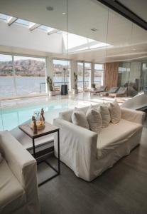 ein Wohnzimmer mit einem weißen Sofa und einem Pool in der Unterkunft Departamento con vistas al lago en Veneto Village in Villa Parque Siquiman + 12 Fotos