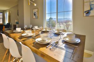 Un restaurant u otro lugar para comer en Wonderful and Bright Home with City Views