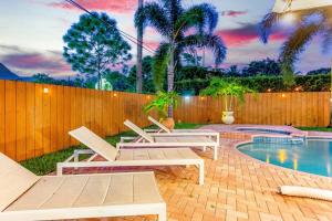 The swimming pool at or close to Beautiful Pompano Beach retreat! Salt water pool!