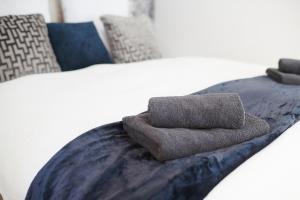 ein Bett mit zwei Handtüchern darüber in der Unterkunft Wohnträumerei Petit - Stilvoll eingerichtetes und ruhiges Design Apartment in Göttingen