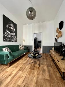 sala de estar con sofá verde y mesa en Bel appartement proche gare, centre ville d'Angers, en Angers