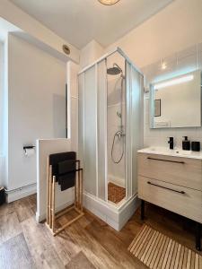 Kúpeľňa v ubytovaní Bel appartement proche gare, centre ville d'Angers + 8 fotografií
