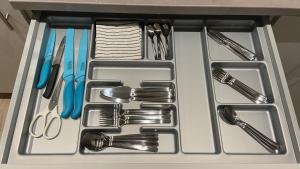 a tray with utensils in a drawer at Hell, gemütlich, zentral - Appartement am Dom in Braunschweig