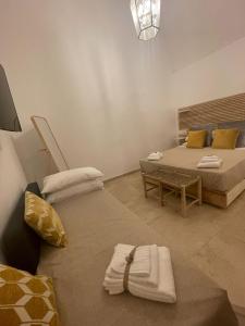 una camera con due letti con asciugamani di Casa di zia Pupetta a Bari