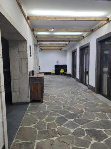 una habitación vacía con suelo de piedra en un edificio en NorDar en Garni