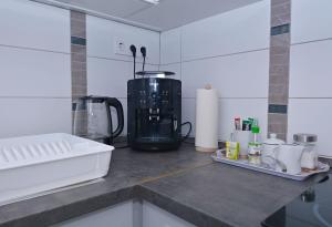 Příslušenství pro přípravu čaje a kávy v ubytování Kinder Apartman