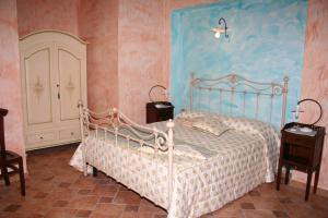 ゴンネーザにあるL ' Orizzonteのベッドルーム1室(白いベッド1台、青い壁付)