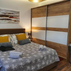 A bed or beds in a room at Jégmadár Apartman