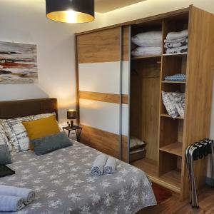 A bed or beds in a room at Jégmadár Apartman