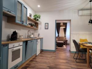 A kitchen or kitchenette at Jégmadár Apartman
