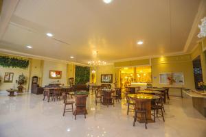 a restaurant with tables and chairs in a room at Hotel Flor de Lis in Brejo Santo