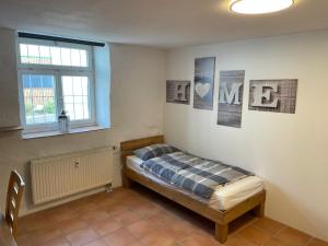 a bedroom with a bed in the corner of a room at 4 Betten in 3-Zimmer-Wohnung mit WLAN TV und Garten in Schwieberdingen