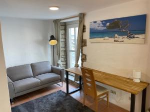 a living room with a couch and a table at 4 Betten in 3-Zimmer-Wohnung mit WLAN TV und Garten in Schwieberdingen