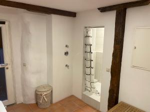 a bathroom with a shower and a trash can at 4 Betten in 3-Zimmer-Wohnung mit WLAN TV und Garten in Schwieberdingen +23 photos