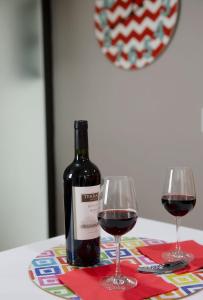 a bottle of wine and two glasses on a table at Kolben Nuoma in Mexico City