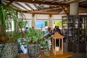 un grupo de personas sentadas en una sala de cata de vinos en LOGIS - Hôtel Restaurant Du Canard, en Hangest-sur-Somme