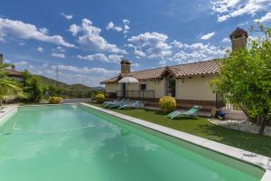 ein Pool vor einem Haus in der Unterkunft 6 bedrooms villa with sea view private pool and jacuzzi at Olivella in Olivella