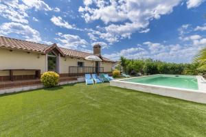 Bazén v ubytovaní Spacious villa with sea view in Olivella + private pool alebo v jeho blízkosti
