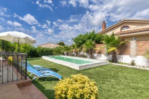 Bazén v ubytovaní Spacious villa with sea view in Olivella + private pool alebo v jeho blízkosti