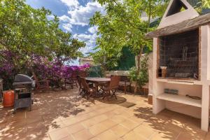 Vonkajšia záhrada v ubytovaní Spacious villa with sea view in Olivella + private pool