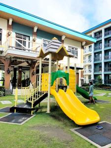 Herní místnost nebo prostor pro děti v ubytování CozyLuxe Staycation at Pine Suites Tagaytay by Crown Asia