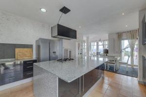 Kuchyňa alebo kuchynka v ubytovaní Spacious villa with sea view in Olivella + private pool