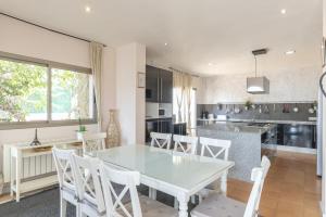 Kuchyňa alebo kuchynka v ubytovaní Spacious villa with sea view in Olivella + private pool