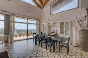 Posedenie v ubytovaní Spacious villa with sea view in Olivella + private pool
