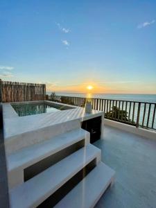 Elle comprend un balcon offrant une vue sur l'océan. dans l'établissement Incredible Ocean View Penthouse with private pool by Baleine Group, à Holbox
