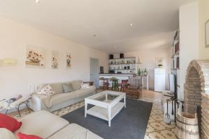 Posedenie v ubytovaní Spacious villa with sea view in Olivella + private pool