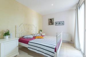 Posteľ alebo postele v izbe v ubytovaní Spacious villa with sea view in Olivella + private pool