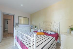 Posteľ alebo postele v izbe v ubytovaní Spacious villa with sea view in Olivella + private pool