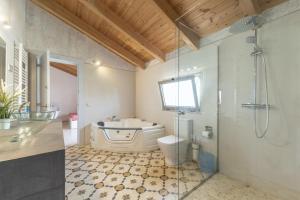 Kúpeľňa v ubytovaní Spacious villa with sea view in Olivella + private pool
