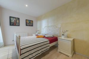 Posteľ alebo postele v izbe v ubytovaní Spacious villa with sea view in Olivella + private pool