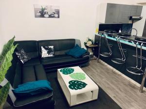 - un salon avec un canapé et une table dans l'établissement Appartement - 2 chambres - 4 personnes, à Denain