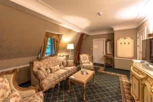 Robenstein Hotel & SPA - Villa في تزفيسل: غرفة معيشة مع أريكة وطاولة