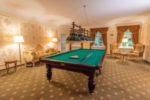 una sala de billar con mesa de billar en Robenstein Hotel & SPA - Villa en Zwiesel
