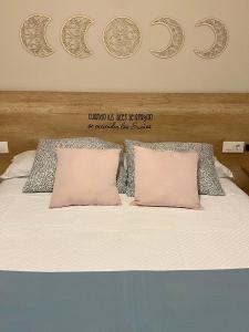 - un grand lit avec 2 oreillers dans l'établissement Jimena, à Tolède