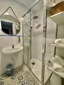 La salle de bains est pourvue d'une douche et d'un lavabo. dans l'établissement Jimena, à Tolède